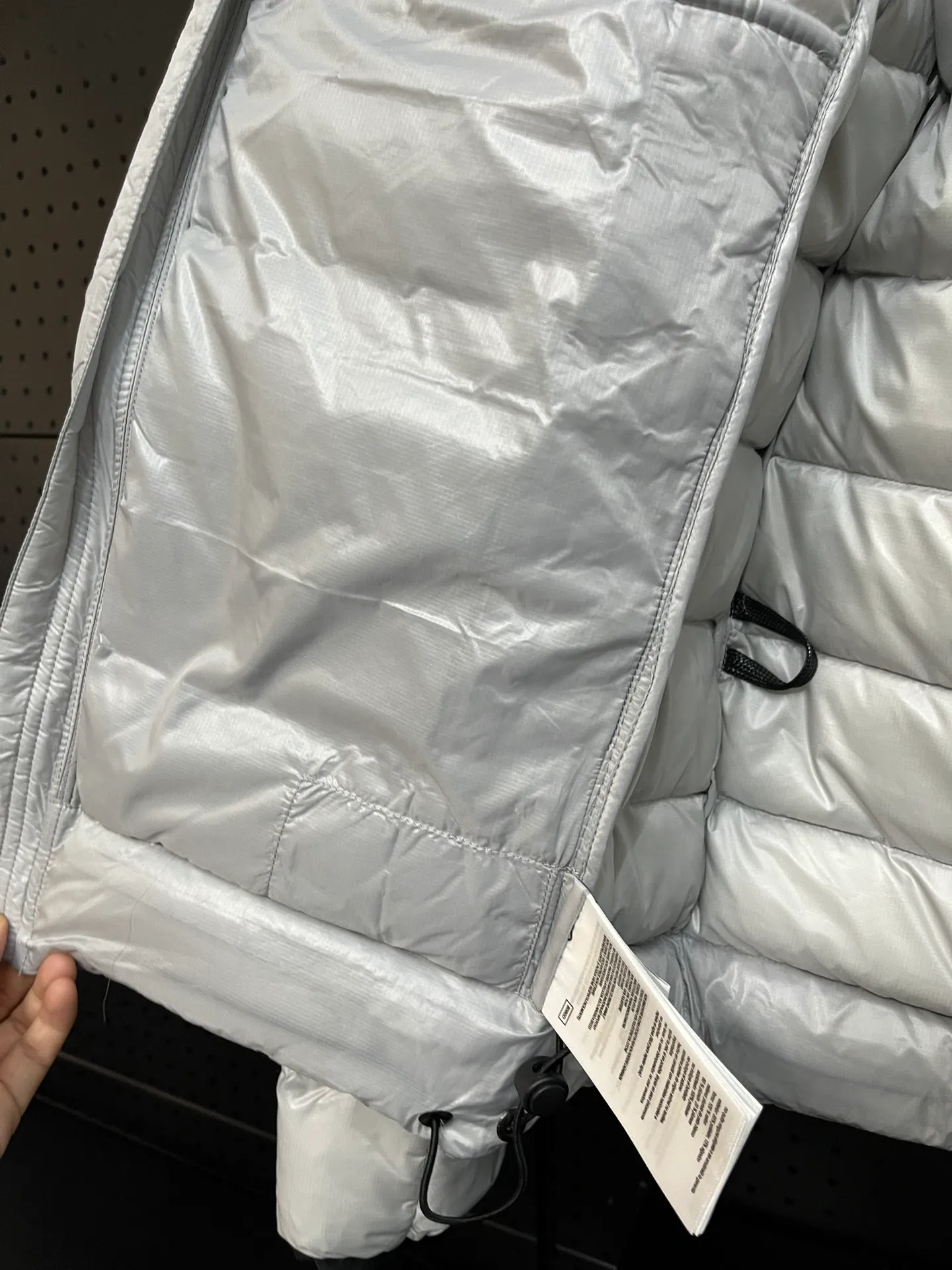 P940 Top 🔥purchase version 𝘾𝘼𝙉𝘼𝘿𝘼 𝙂𝙊𝙊𝙎𝙀/Canada Goose 2227 thin and light style. It’s super lightweight and doesn’t feel any weight on your upper body at all! Show more temperament‼  Canada Goose, a Canadian brand, has always been recognized as the warmest down jacket. Various Instagram celebrities, Internet celebrities, and celebrities often wear it for street photos. I make Canada Goose every year, but I still can’t get rid of my love for the goose. No matter how cold the winter is, there is no need to be afraid. Canada Goose is the legendary warmest down jacket and is known as a must-have for Arctic outdoor sports! The most popular down jacket in the world, celebrities are rushing to buy it, it is a must-have! Size: S-2XL Color: silver gray (red label) silver gray (black label), black (red label), black (black label), dark blue
